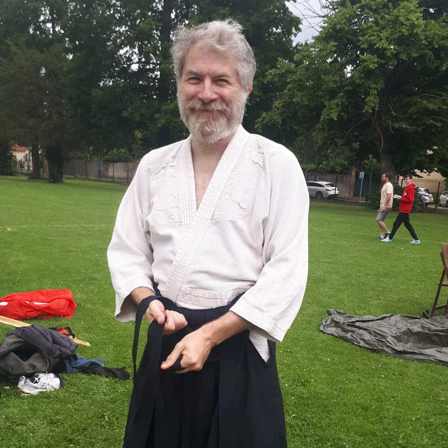 Arnaud Méhat, enseignant d’aïkido, en keikogi et hakama
