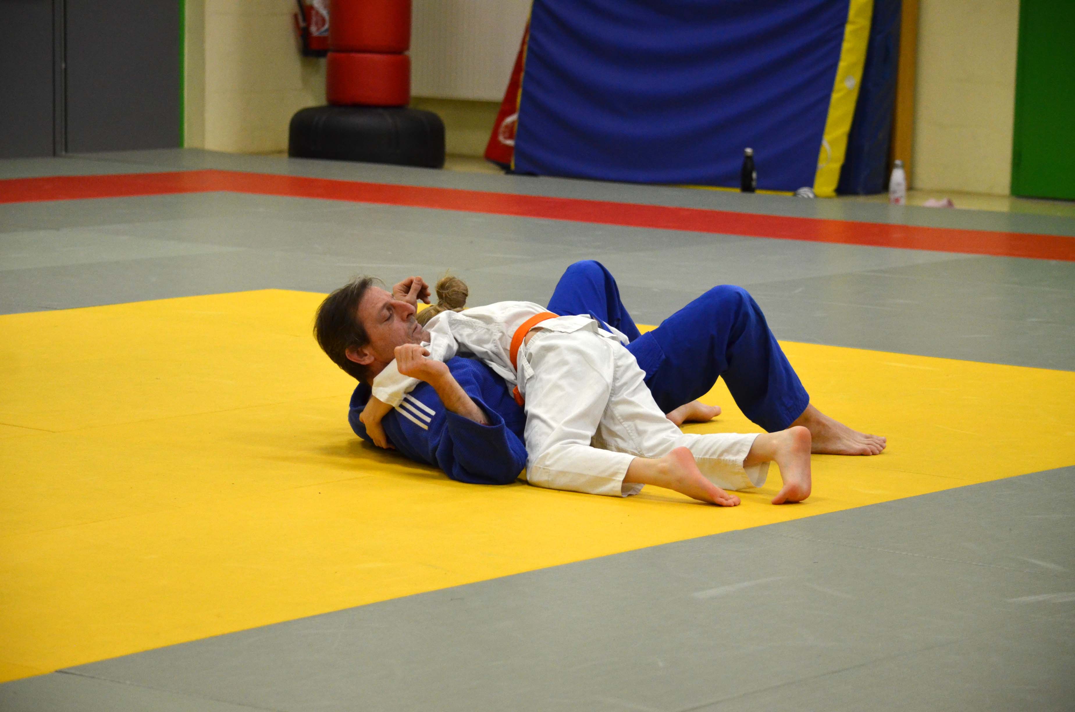 Deux judokas adultes en ne-waza, travail au sol, lors d’un cours du club
